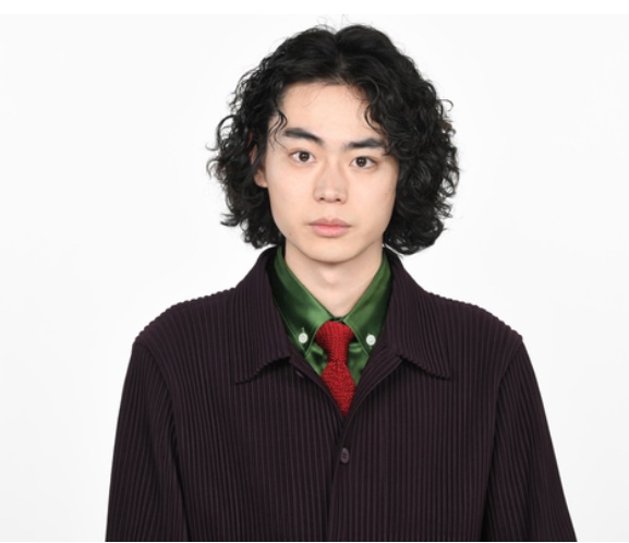 コントが始まる 菅田将暉の髪型はロング系のスパイラルパーマ スタイリングの注意点は はちブログ